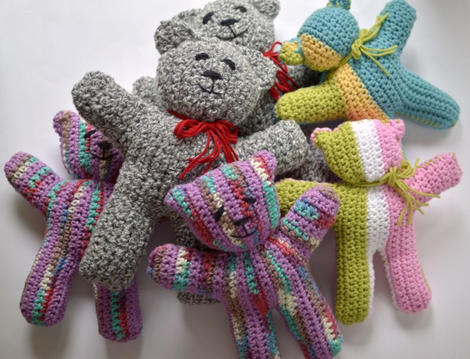 Crocheted Wee Bears for Team Lewis
